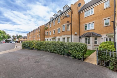 2 bed flat, Blakes Road, Southwark, London, SE156HE - Image 1